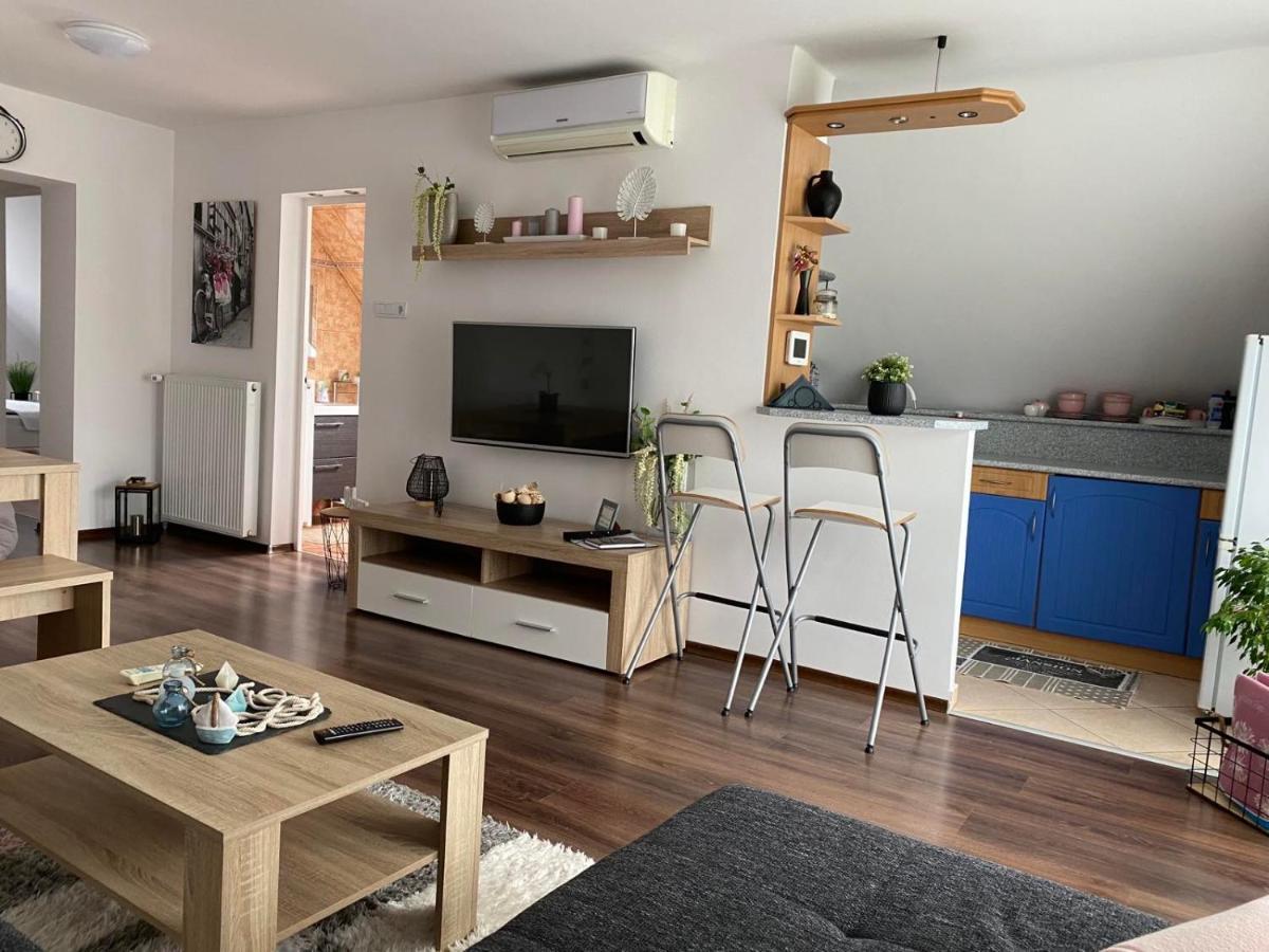 Munkacsy Apartmanok 鲍洛通费尼韦什 外观 照片