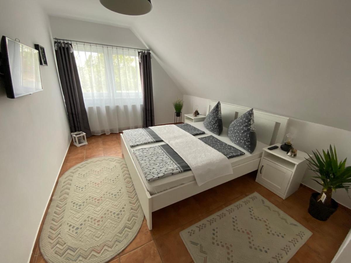 Munkacsy Apartmanok 鲍洛通费尼韦什 外观 照片