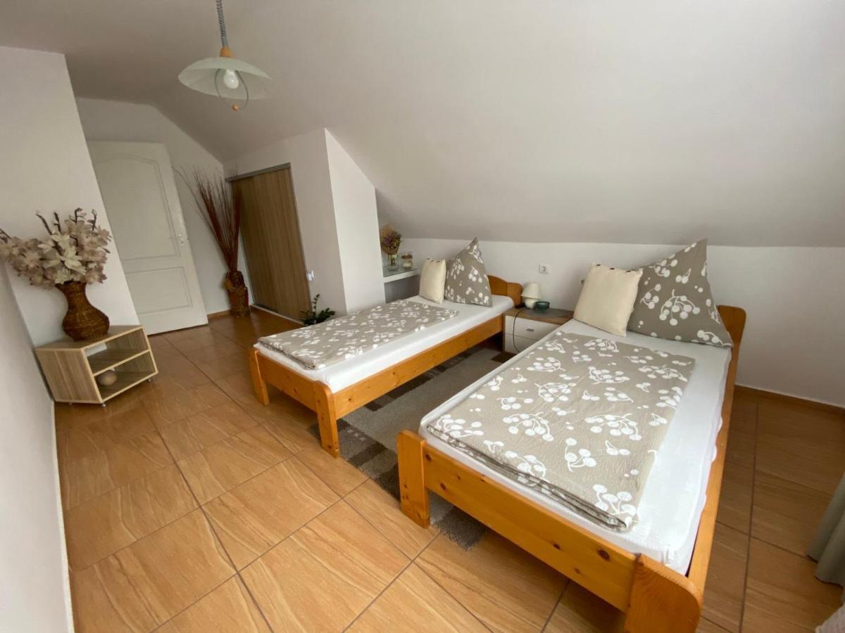 Munkacsy Apartmanok 鲍洛通费尼韦什 外观 照片